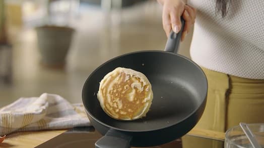 24 cm-es Tapadásmentes serpenyő fedővel iCook™ video