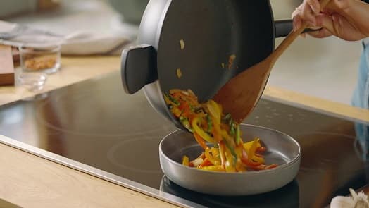 24 cm-es Tapadásmentes serpenyő fedővel iCook™ video